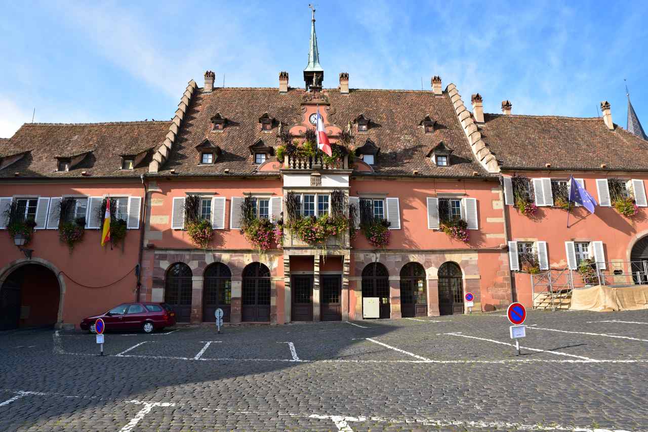 en 1791 Barr en fit l'acquisition pour devenir la mairie l'hotel de ville, Barr